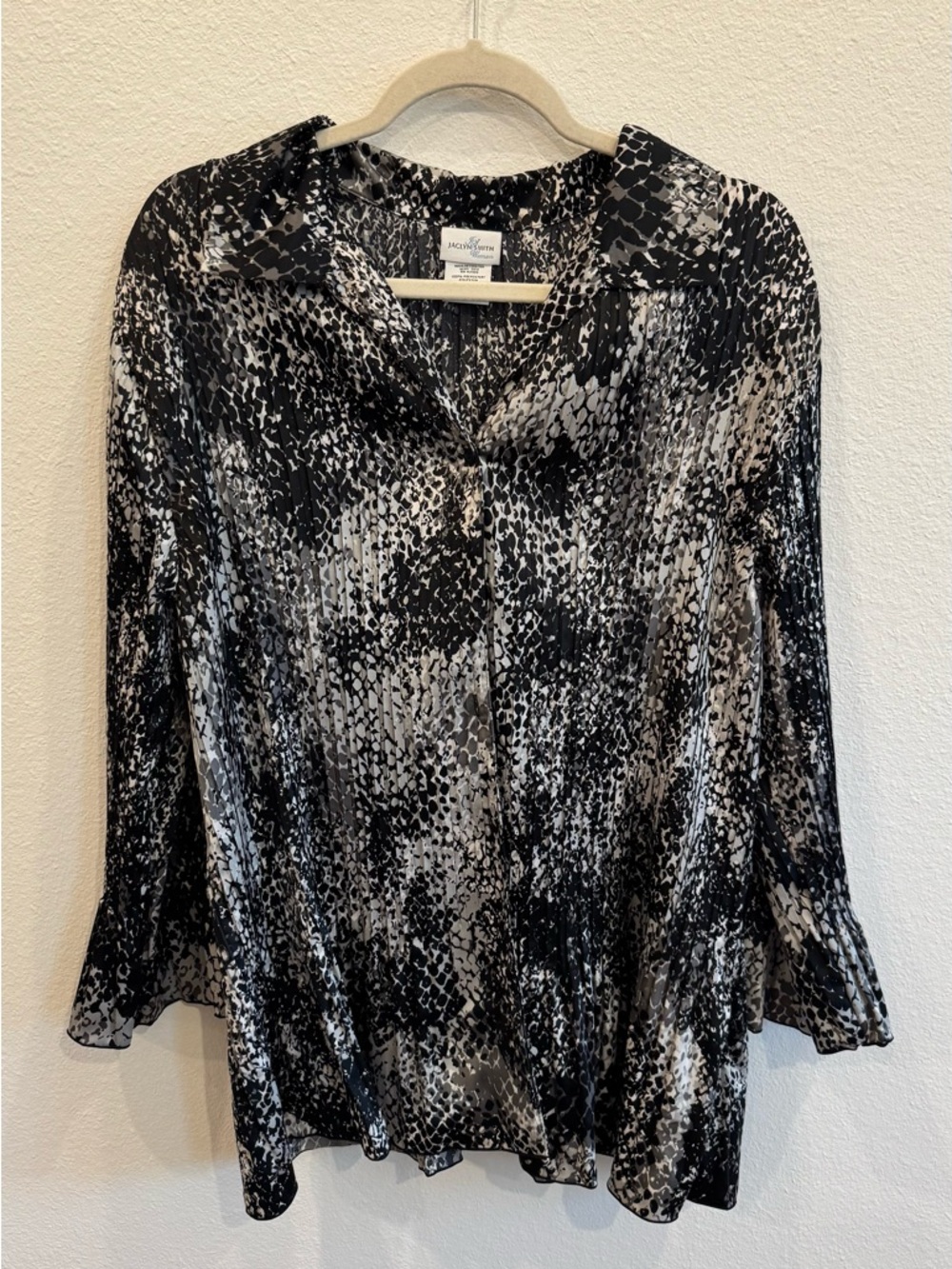 Jaclyn Smith Black & White Button-Front Printed Blouse